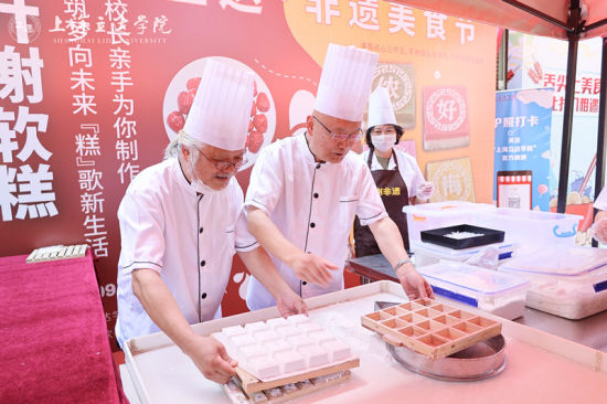 杏彩体育官网登录入口糕点传统糕点的历史非遗文化进校园校长为新生做叶榭软糕
